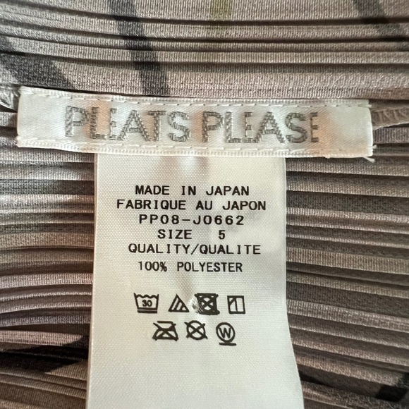 Issey Miyake Pleats Please Cardigan, Size 5, Gray with Abstract Design. - Picture 3 of 3